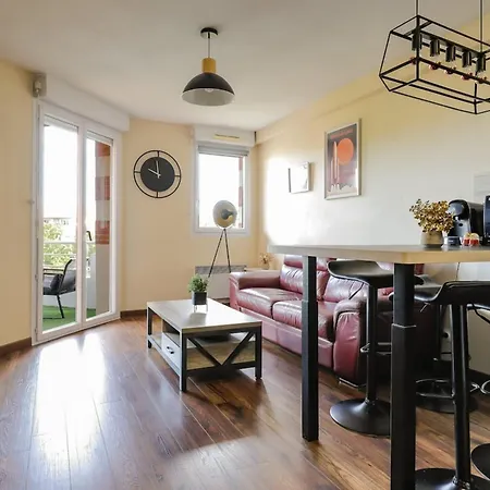 Montaigne - Proche Tram - 5min Aeroport Apartment *